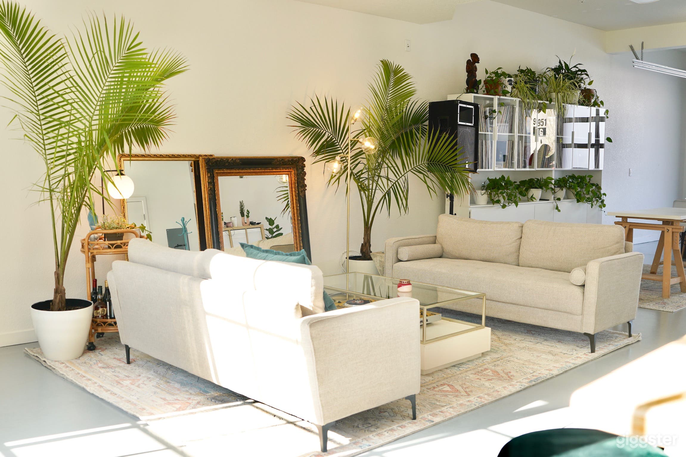 Beautifully designed, light and plant-filled space Photo 2