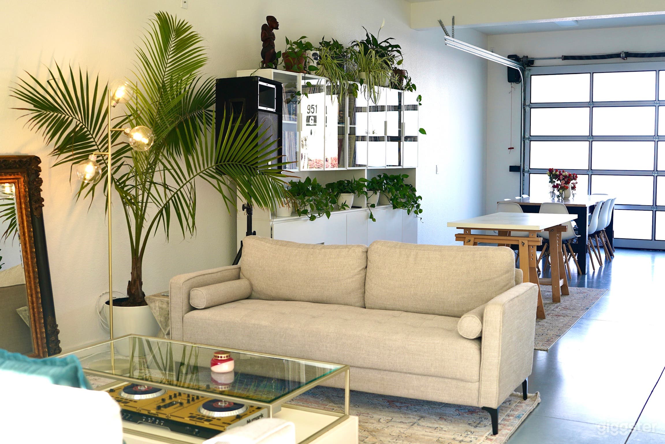 Beautifully designed, light and plant-filled space Photo 1