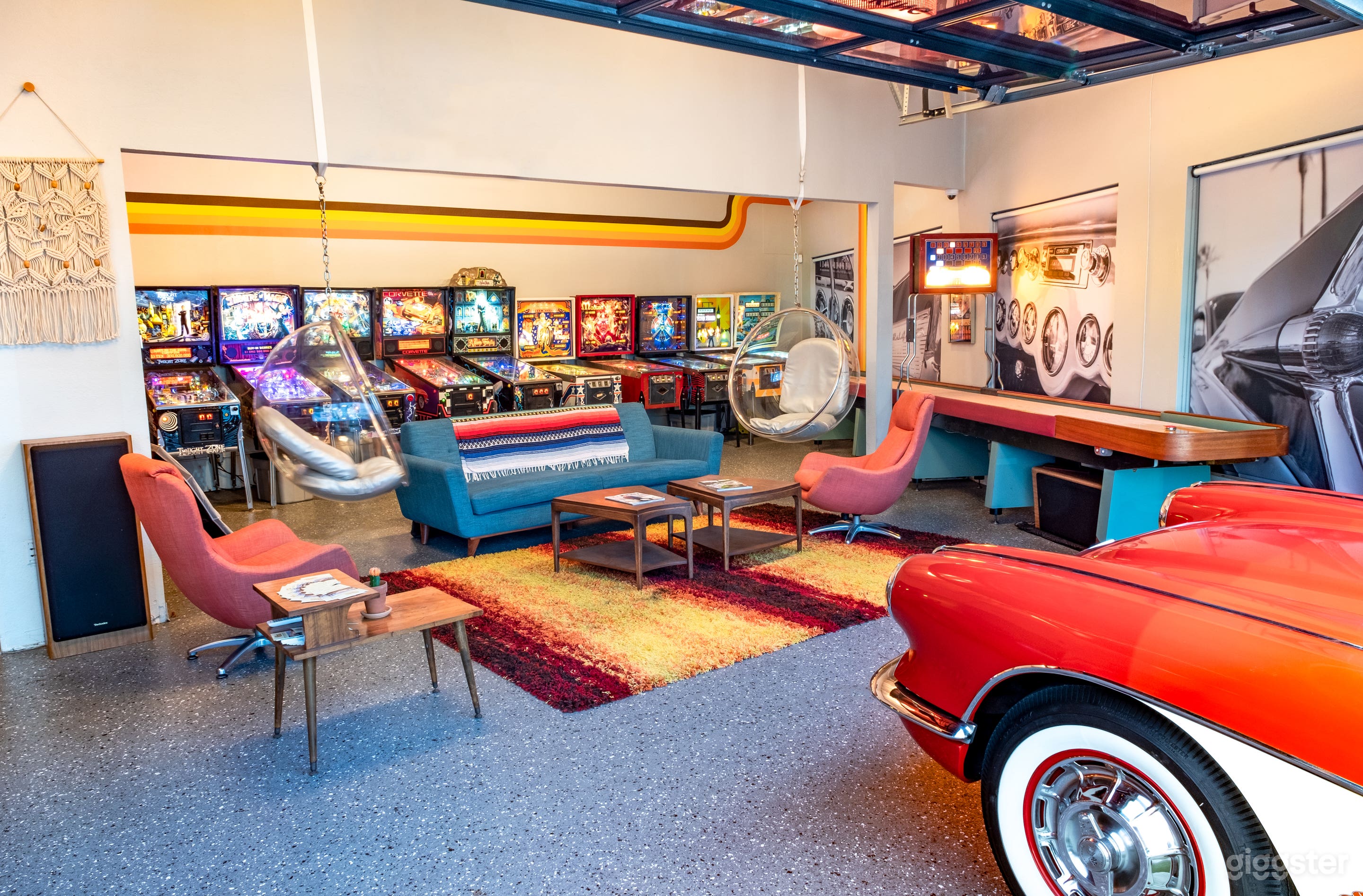 70s Themed Man Cave &amp; Classic Cars Photo 1