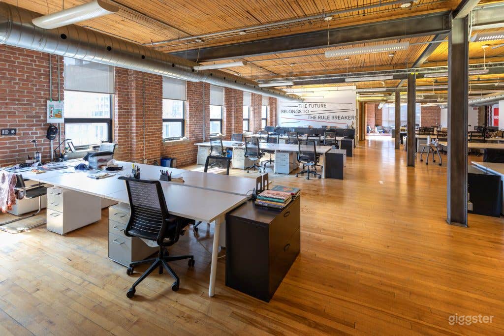 Roof Top with a view--CN Tower! Photo 3