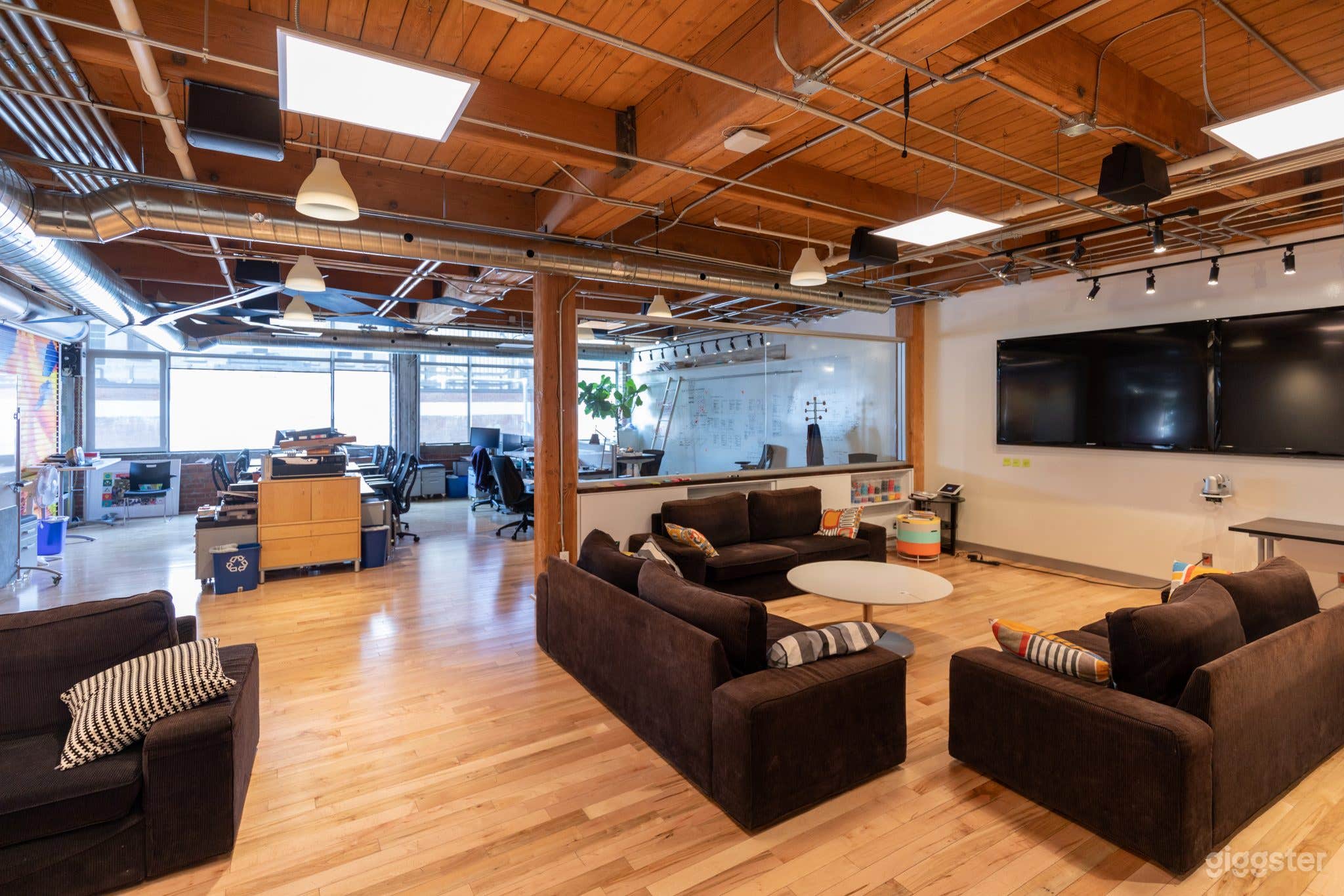 Roof Top with a view--CN Tower! Photo 4