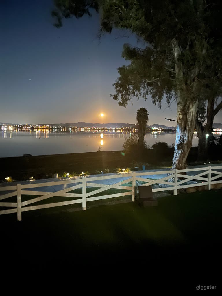  Night time Lakeview 