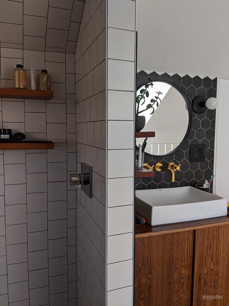  Bright Minimalist Warm Renovated Home 