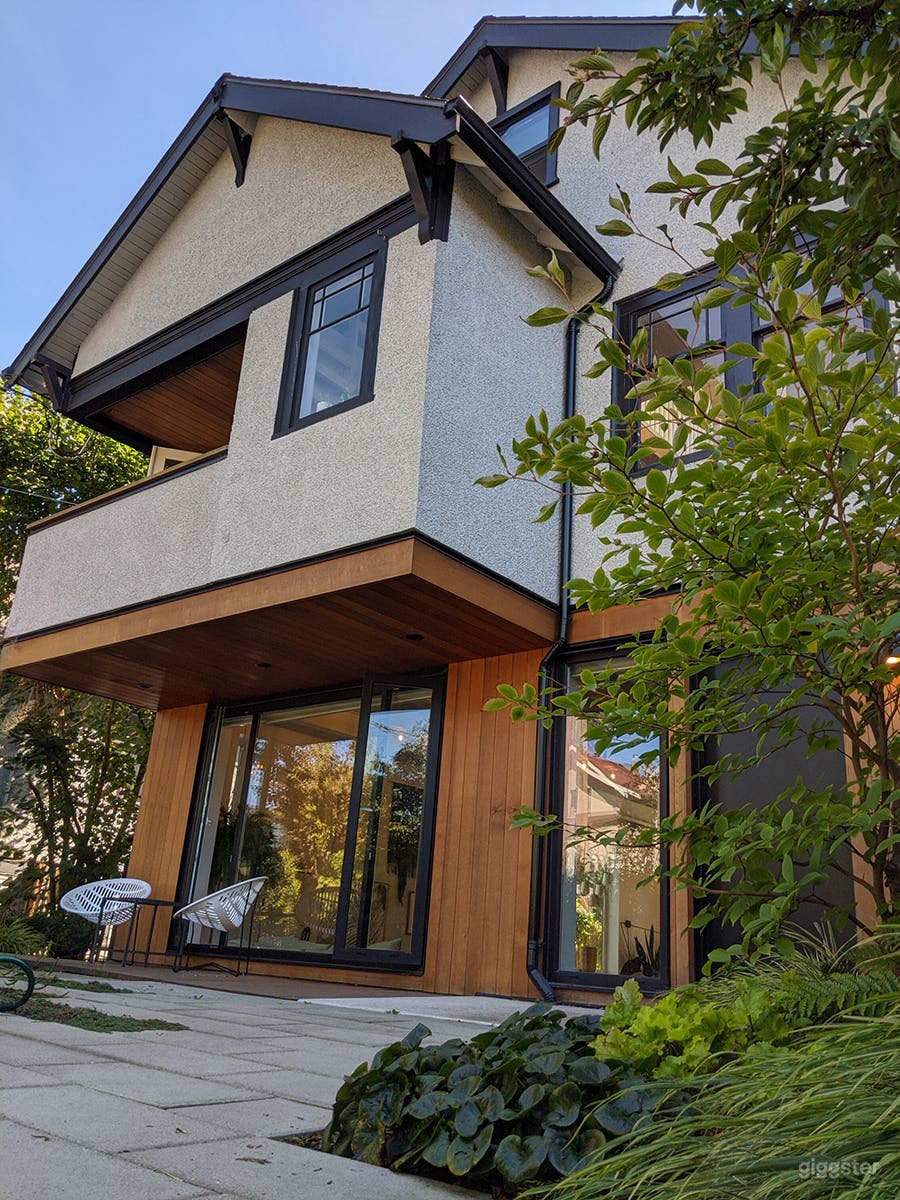 Bright Minimalist Warm Renovated Home Photo 2