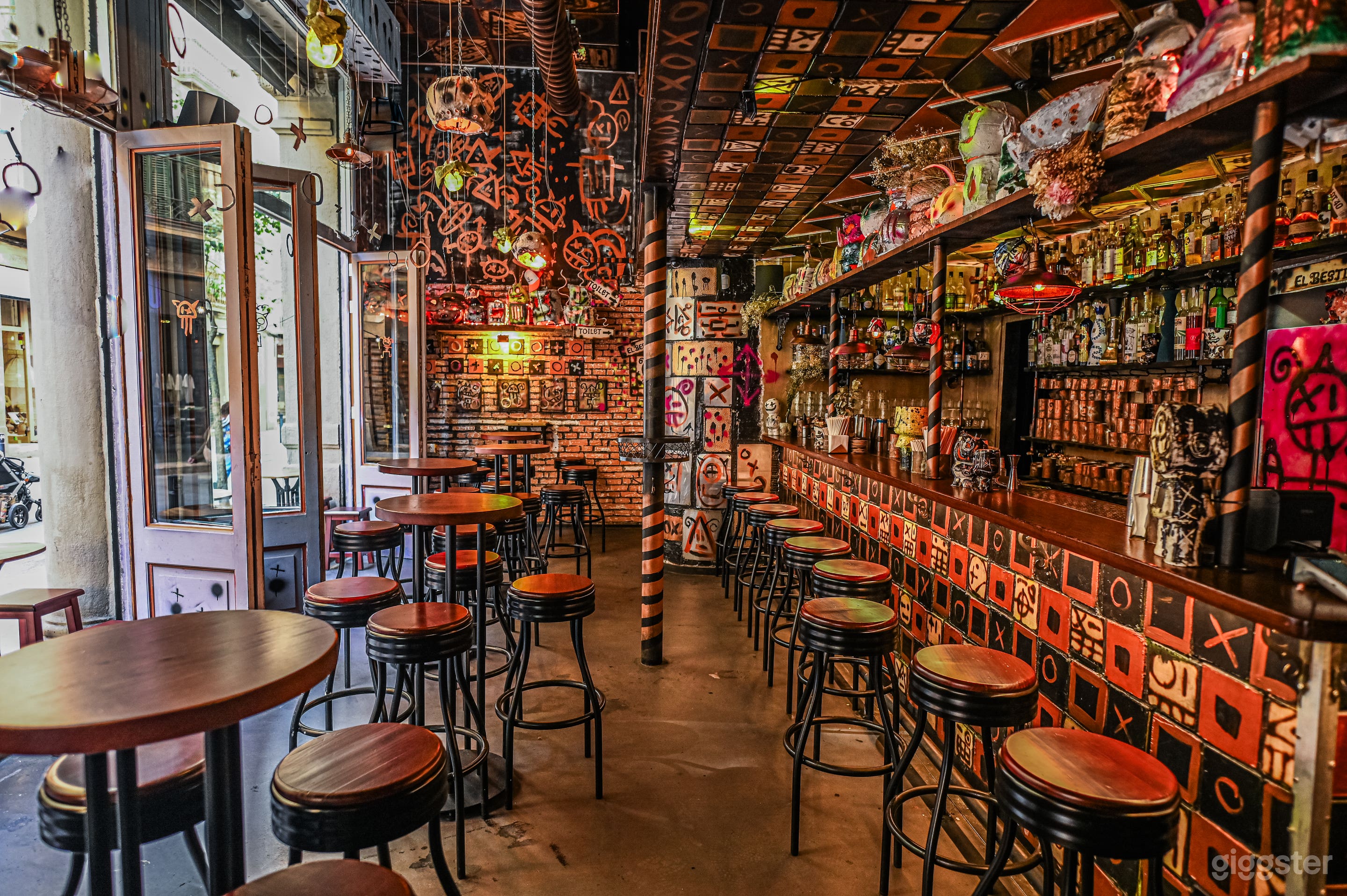 Bar Ecléctico con Gran Arte Interno Foto 1