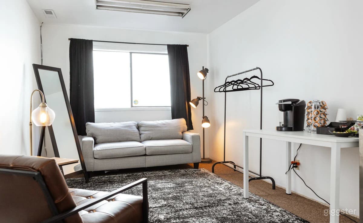 Bellevue Studio with Industrial, Urban, and Modern Set Options Photo 3