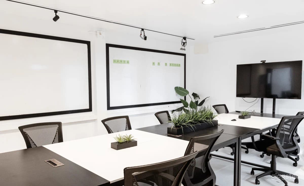 Bellevue Studio with Industrial, Urban, and Modern Set Options Photo 4