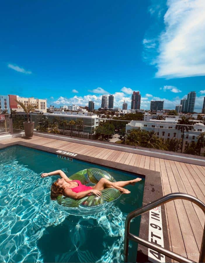 Calling all pool lovers! Rooftop pool with City view! Photo 1