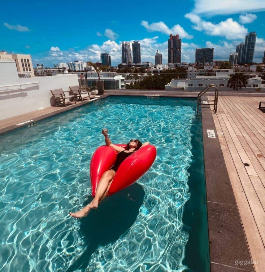 Calling all pool lovers! Rooftop pool with City view! Photo 3