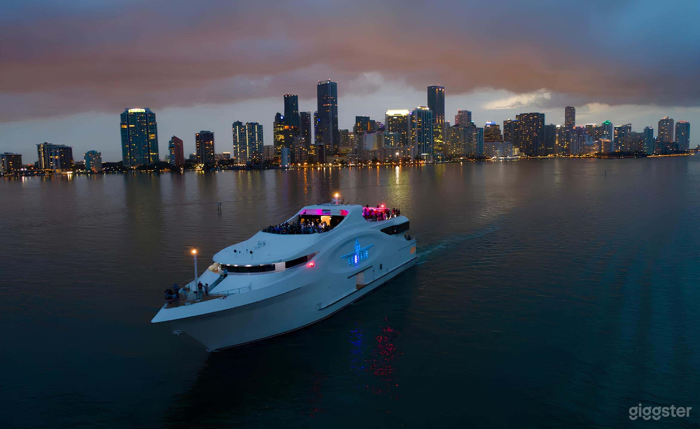 Uber-Lux Mega 222'Yacht  Photo 2