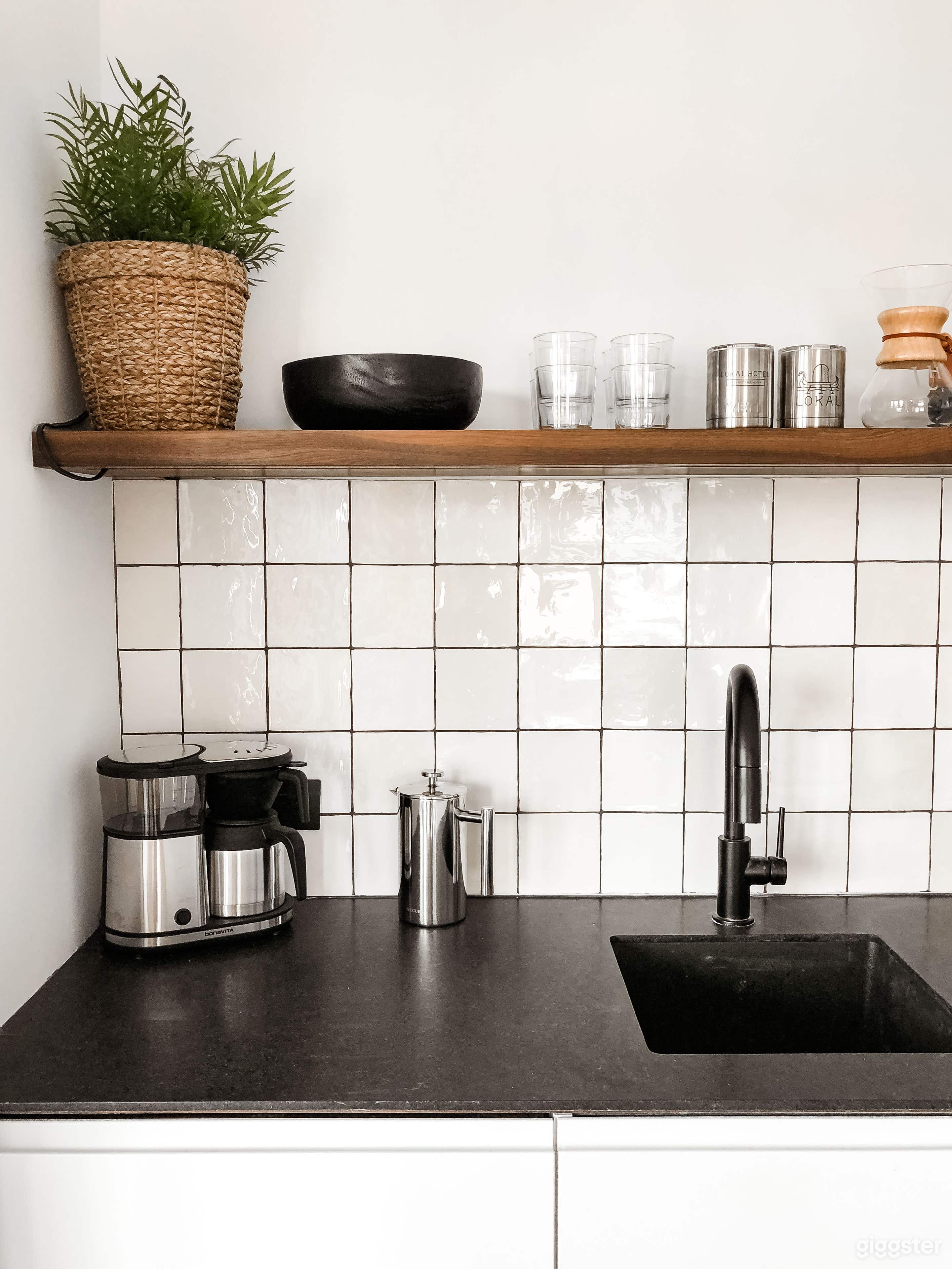 Whooperups - 2nd Floor Studio Loft Apartment Photo 4