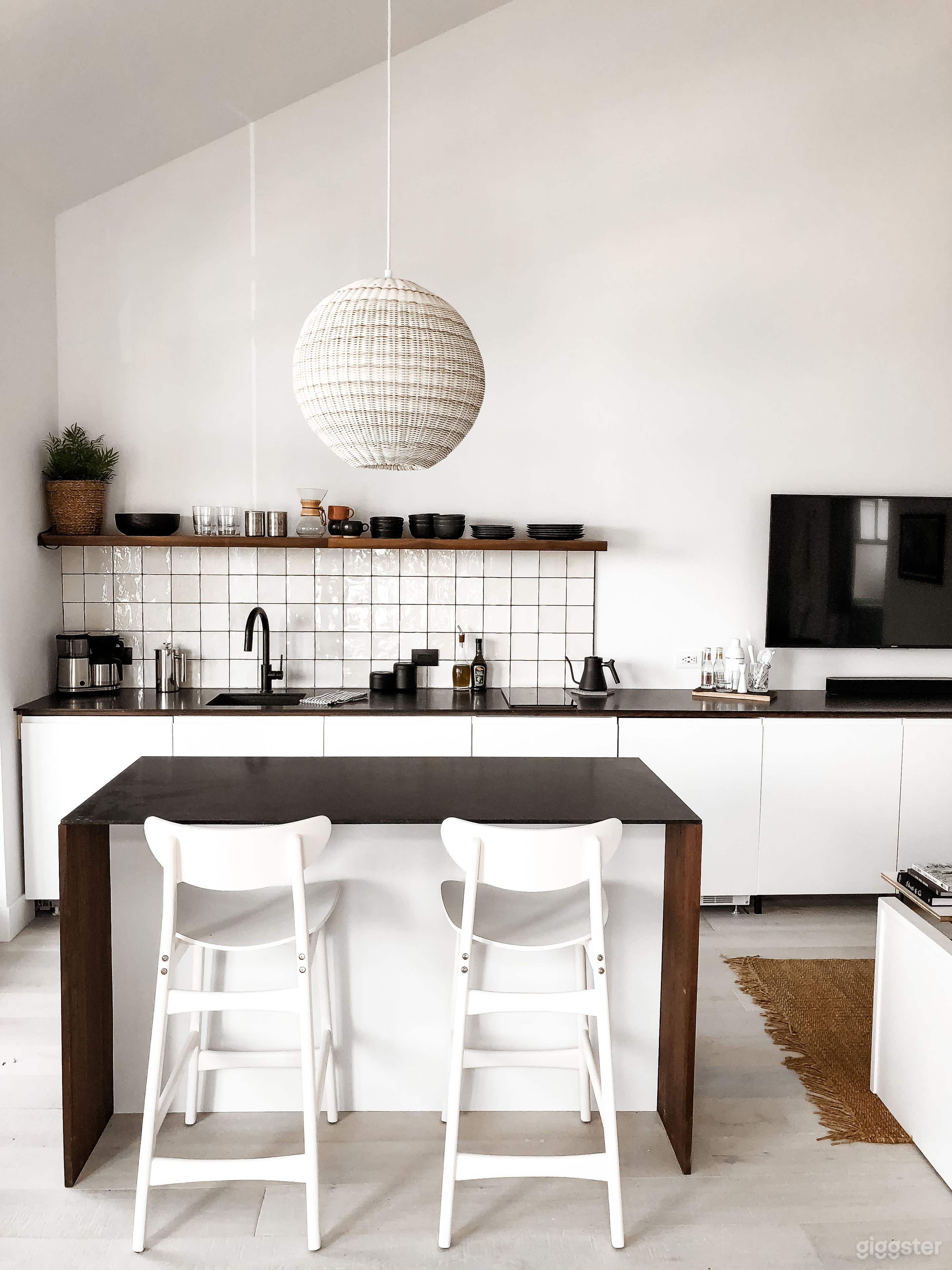 Whooperups - 2nd Floor Studio Loft Apartment Photo 2