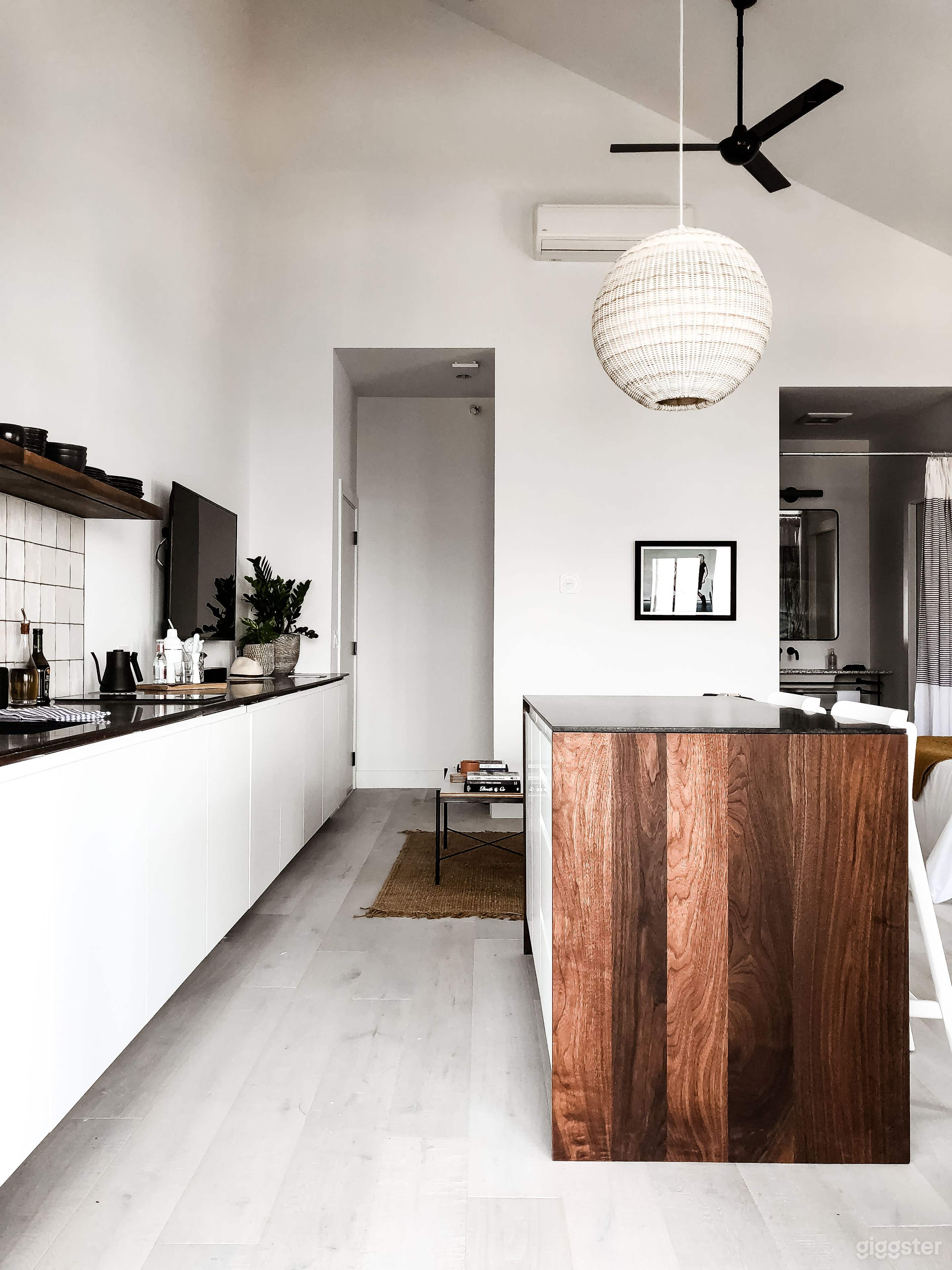 Whooperups - 2nd Floor Studio Loft Apartment Photo 3