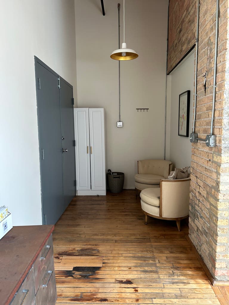  Chicago Light Filled Loft 