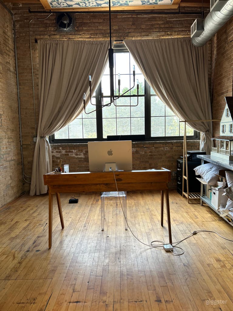  Chicago Light Filled Loft 