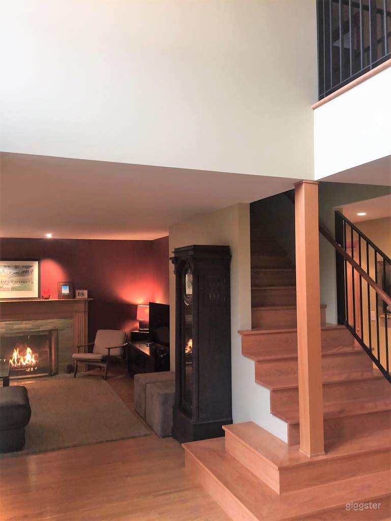  Large living room with gas fireplace 