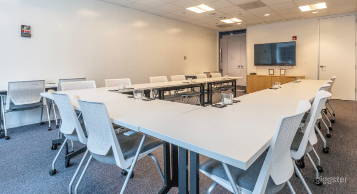 High-End Meeting Space with River Views in Chicago Photo 1