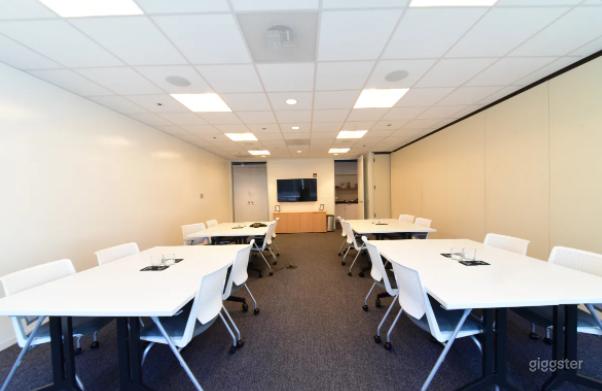 High-End Meeting Space with River Views in Chicago Photo 4