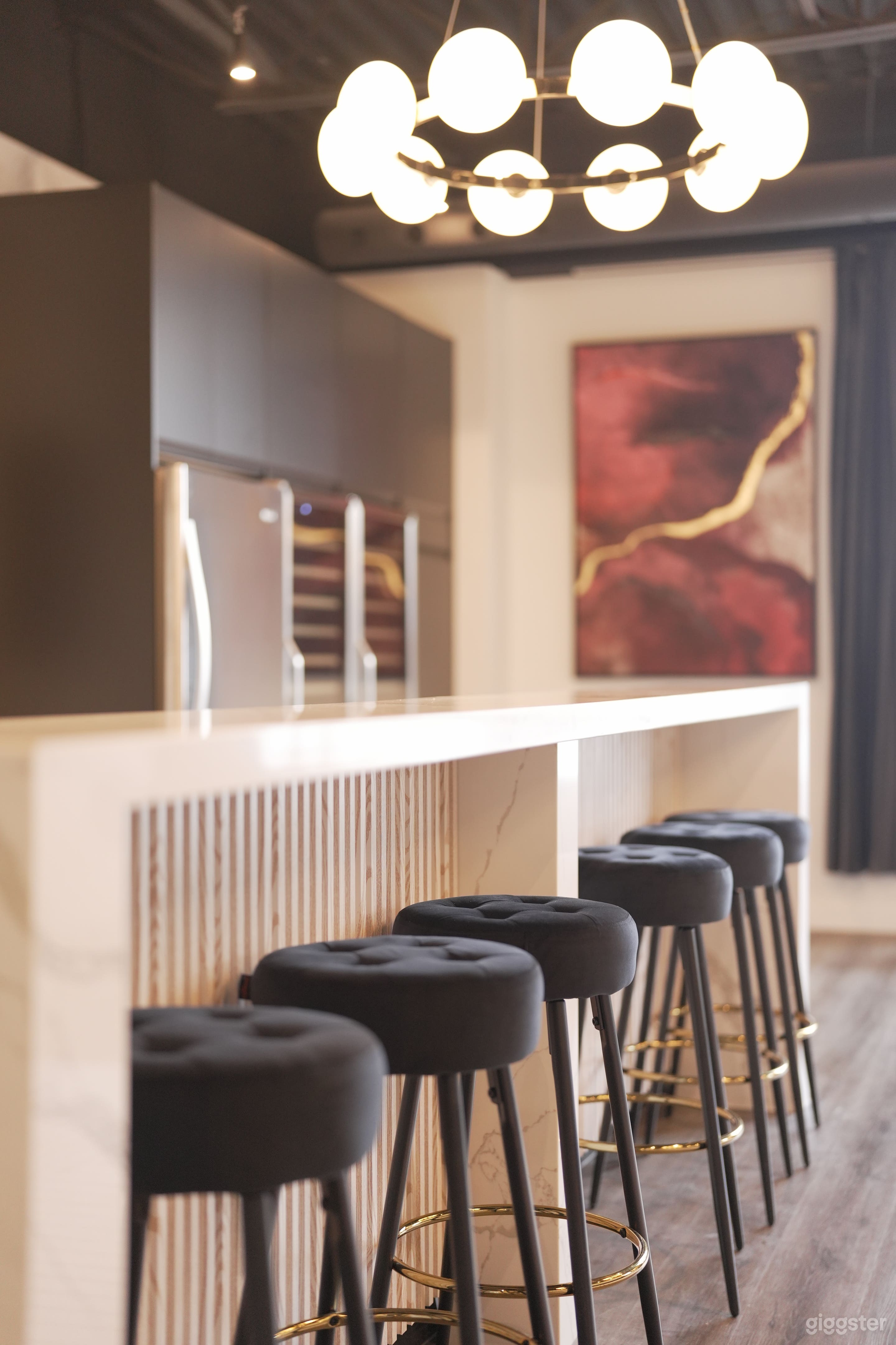 Urban Loft with Modern Elegance and Natural Light Photo 3