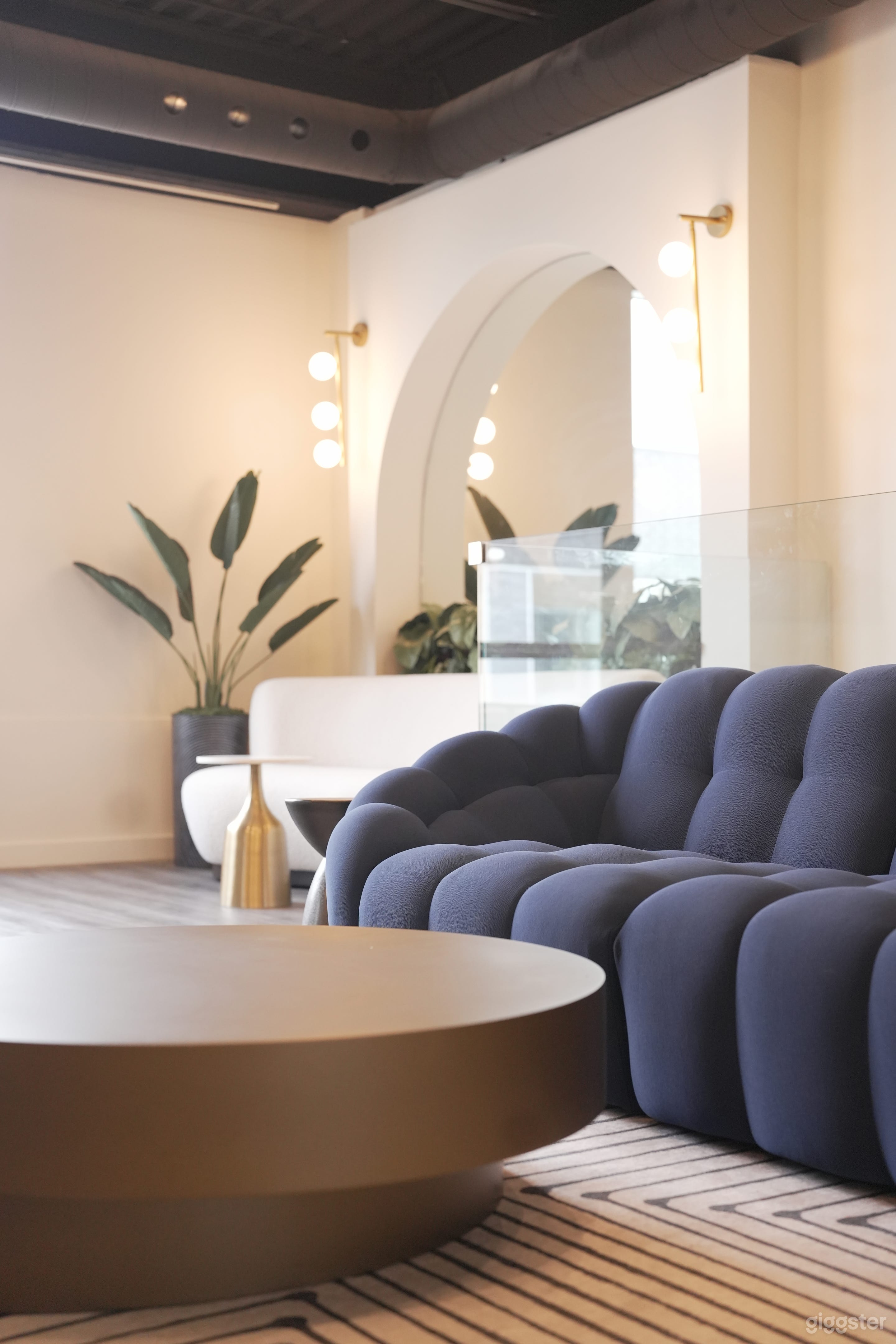 Urban Loft with Modern Elegance and Natural Light Photo 2