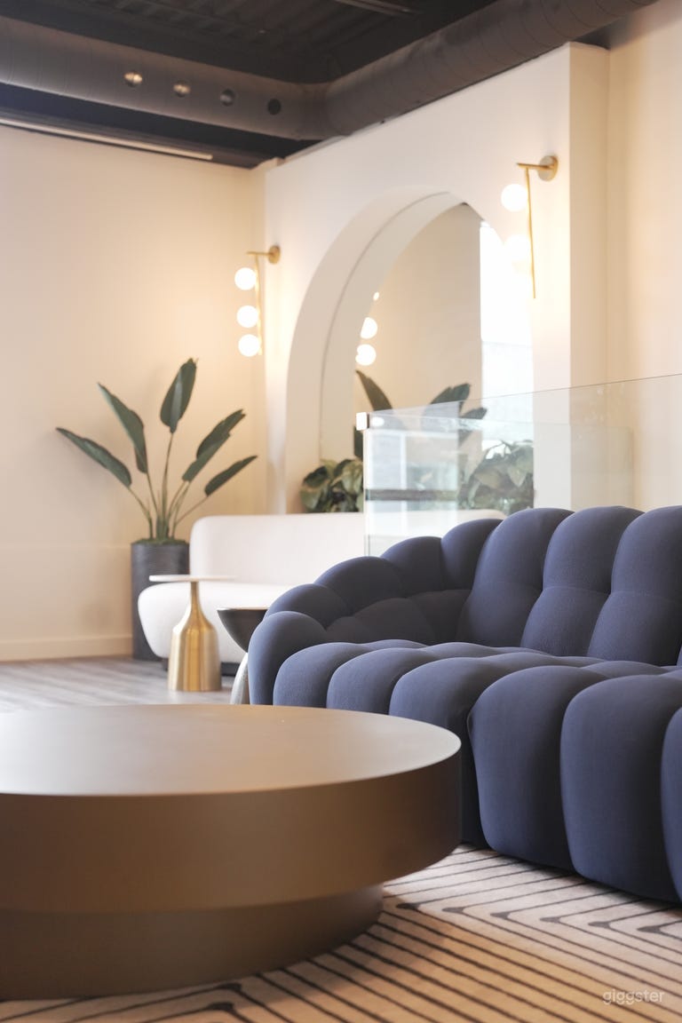  Urban Loft with Modern Elegance and Natural Light 