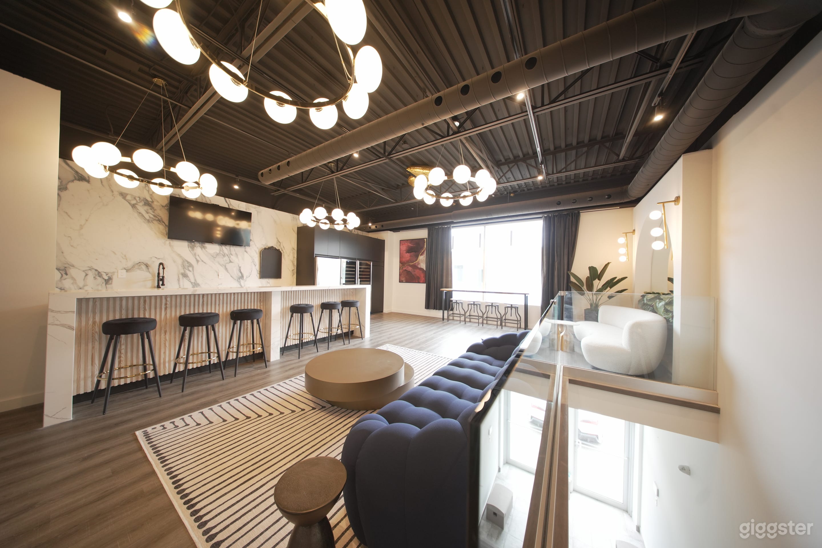 Urban Loft with Modern Elegance and Natural Light Photo 1