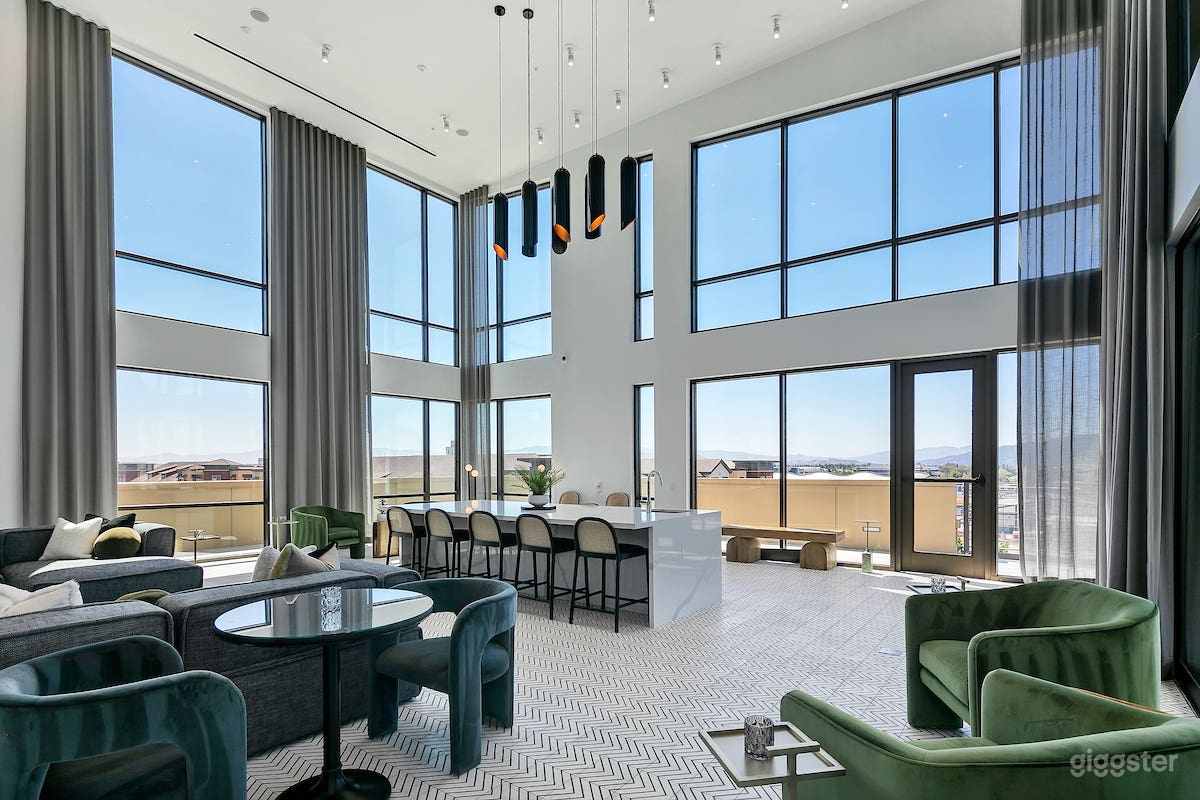 Chic Sky Lounge &amp; Deck in Dublin Photo 1