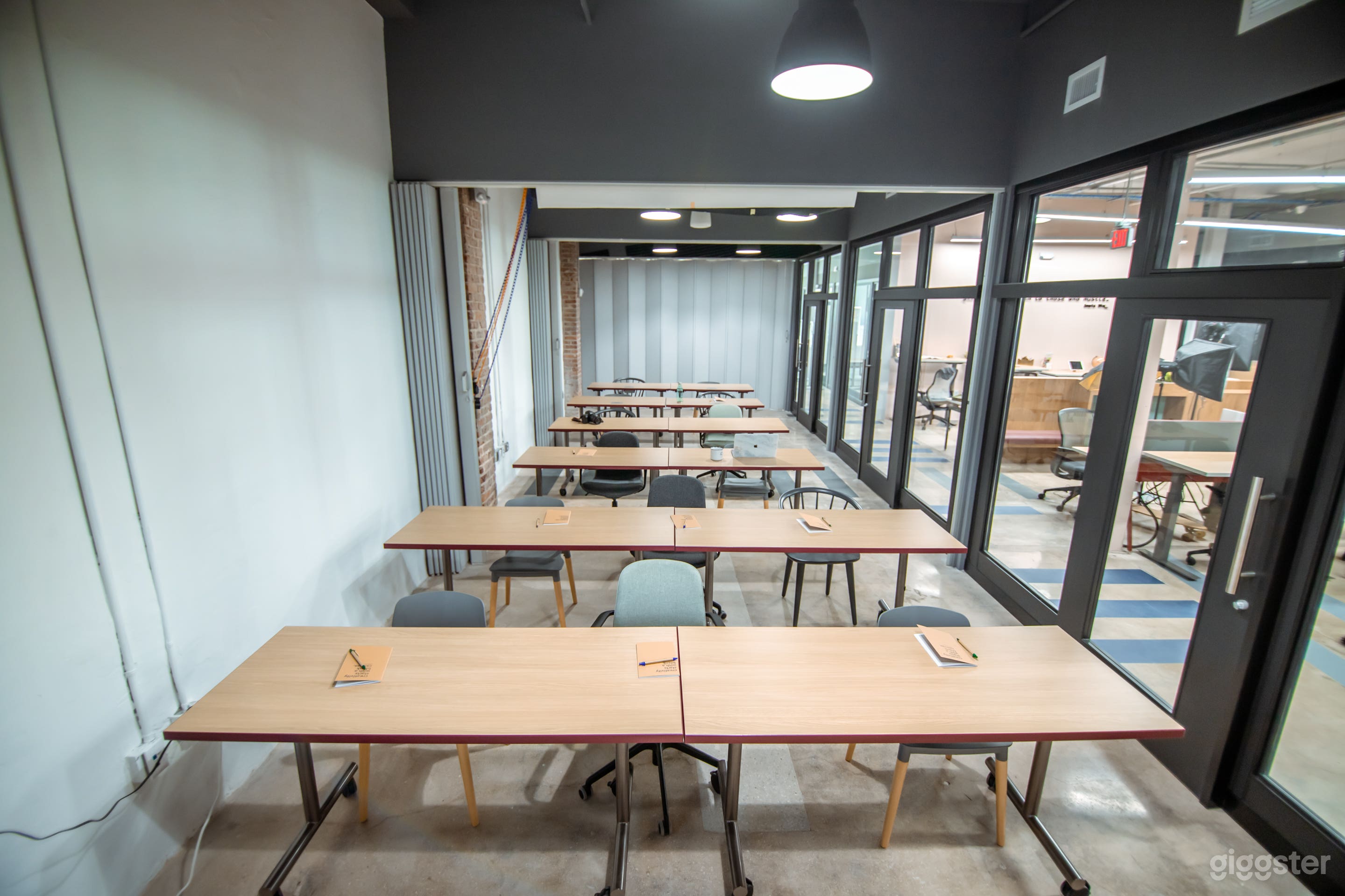 Huge &amp; Cozy Conference Room in Miami Photo 4