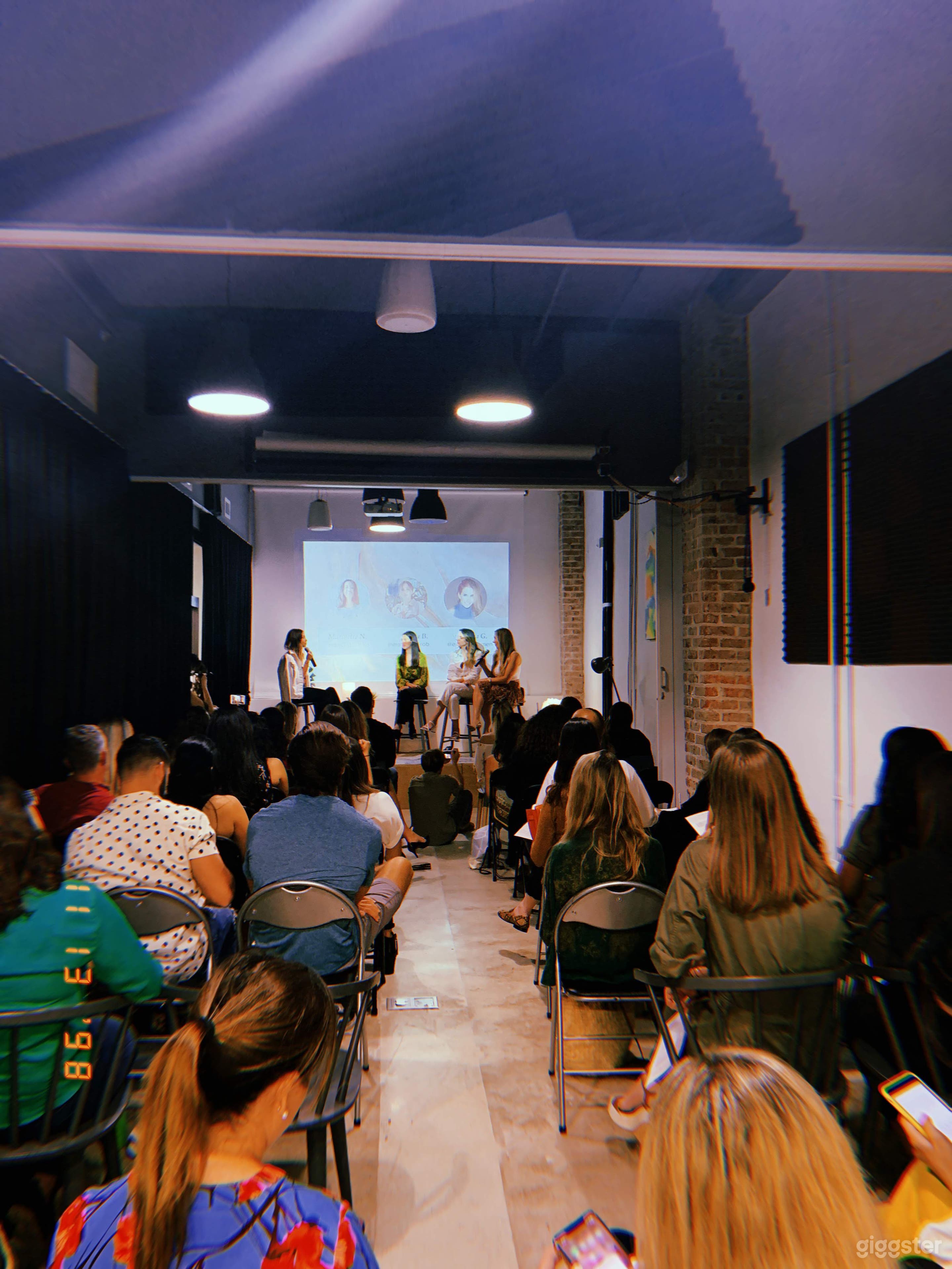 Huge &amp; Cozy Conference Room in Miami Photo 2