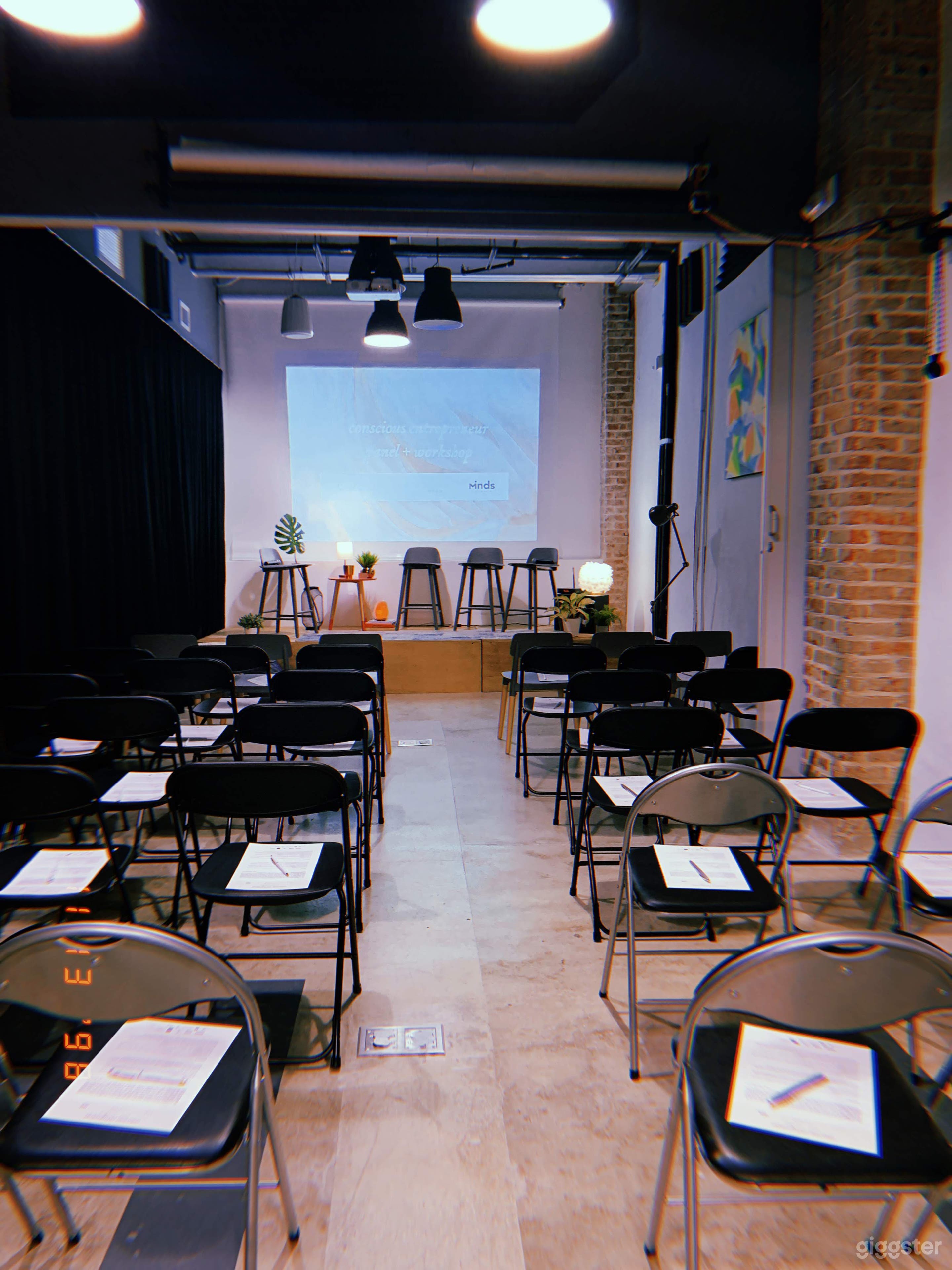 Huge &amp; Cozy Conference Room in Miami Photo 3