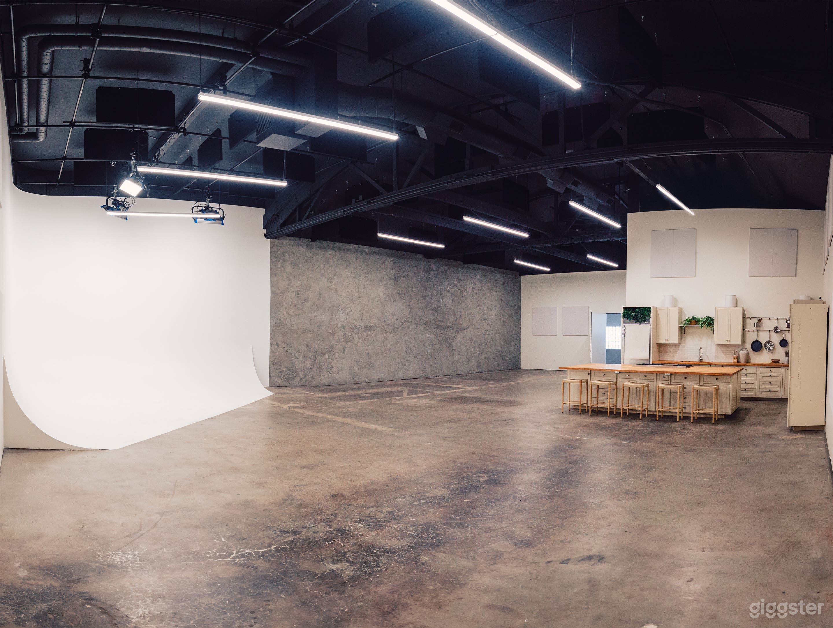 Premium Soundproof Photo &amp; Video Studio Photo 1