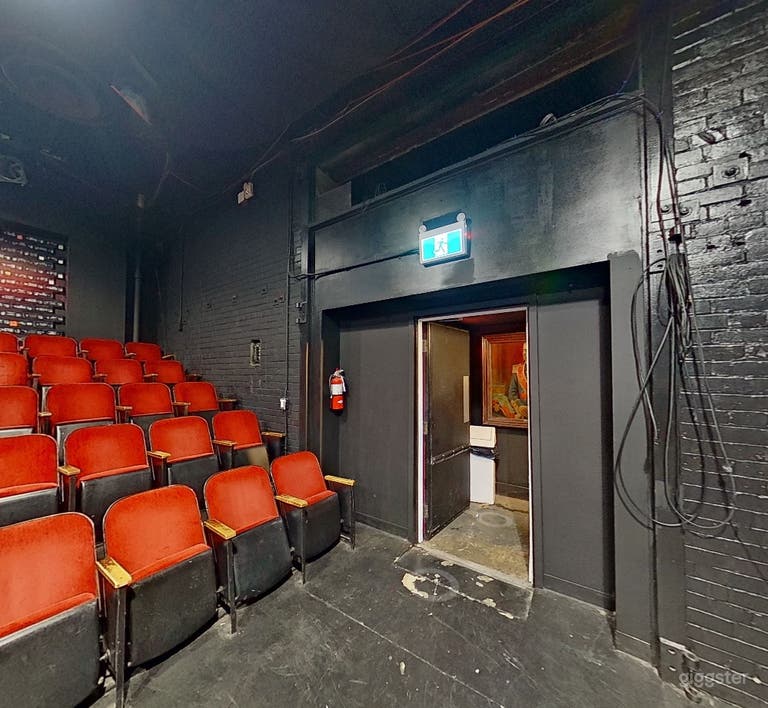  A stunning Black-Box Theatre (with auxiliar rooms) 