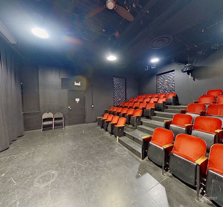  A stunning Black-Box Theatre (with auxiliar rooms) 