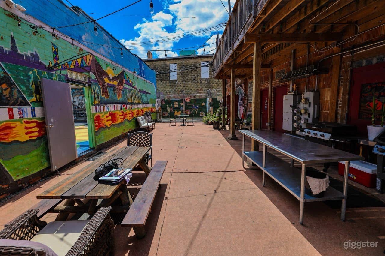 Artistic Courtyard  Photo 1