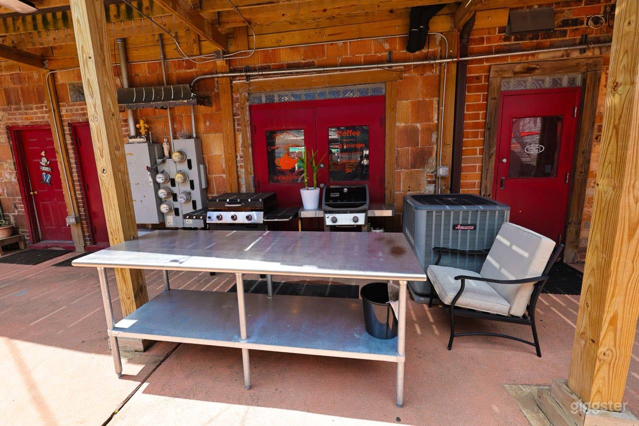 Artistic Courtyard  Photo 2