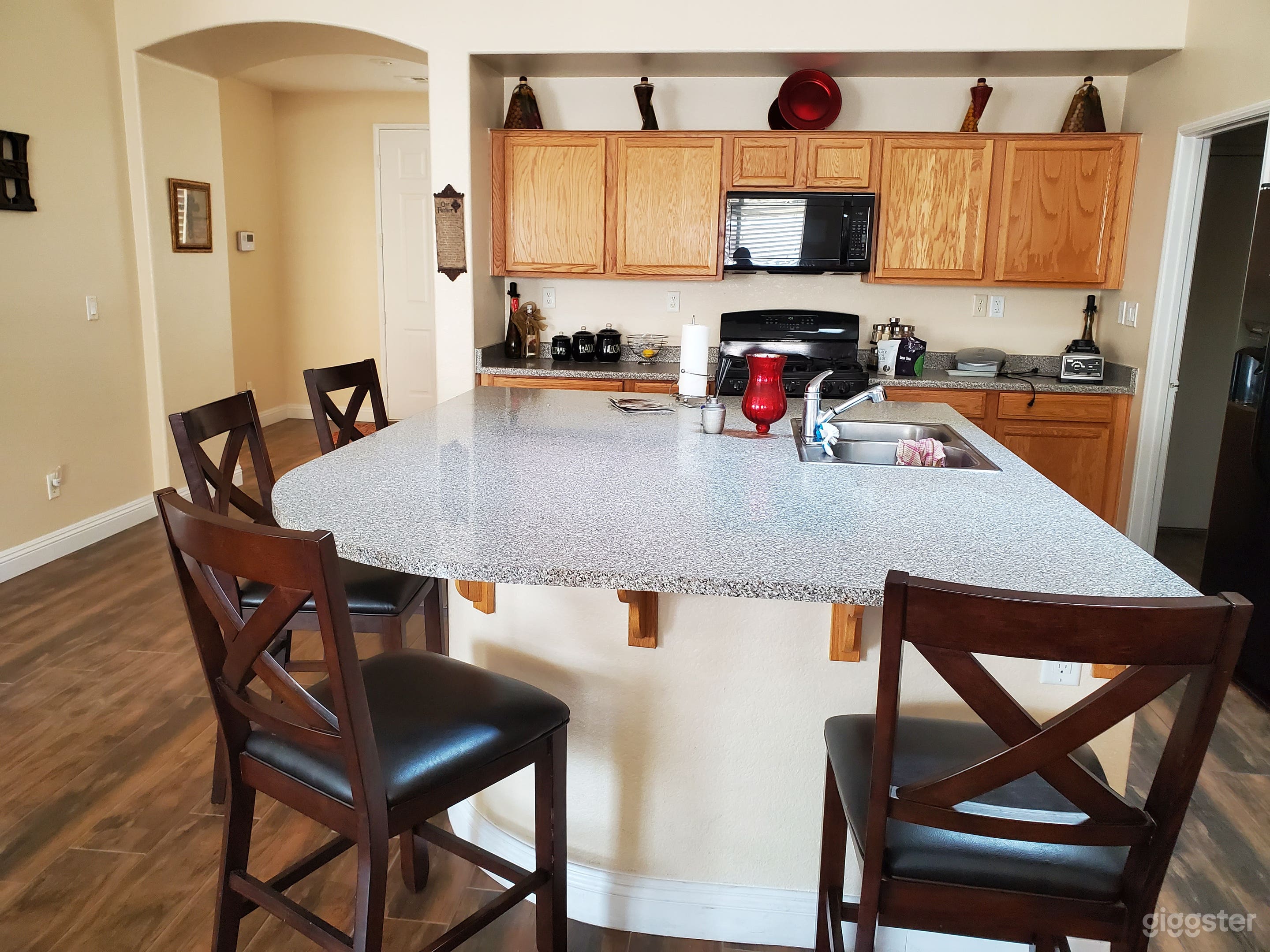 Huge island and kitchen. 