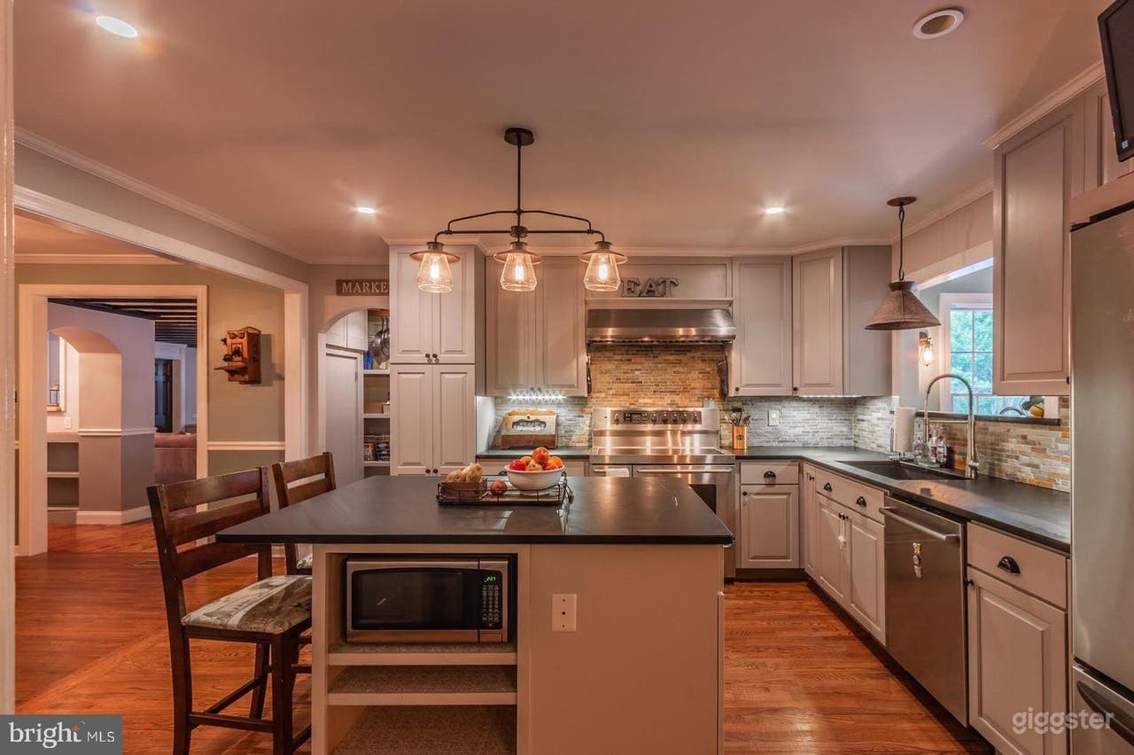 Exquisitely Updated Colonial Home on an Acre! Photo 2