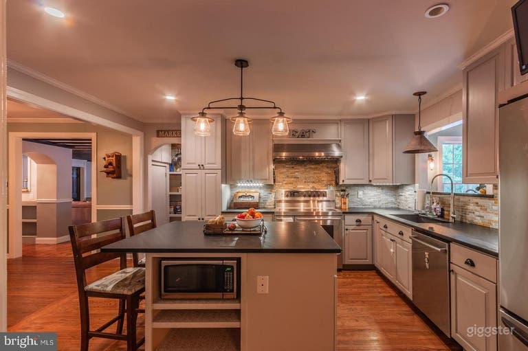  Maison coloniale exquisément rénovée sur un acre ! 