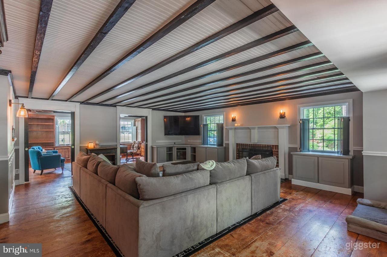 Exquisitely Updated Colonial Home on an Acre! Photo 3