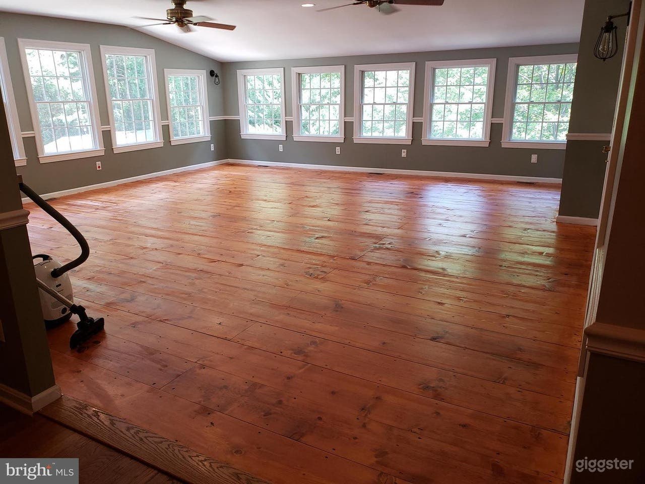 Exquisitely Updated Colonial Home on an Acre! Photo 4