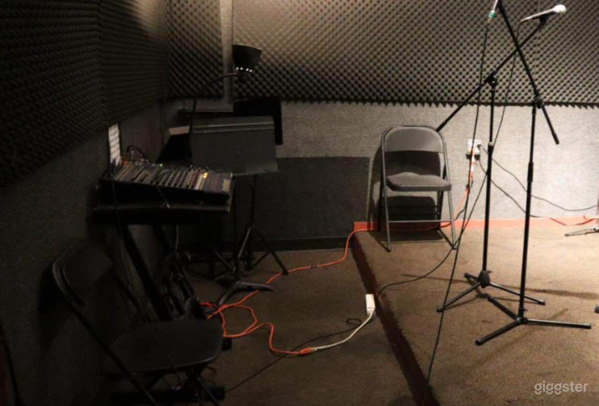 Small but Reliable Studio in LA Photo 3