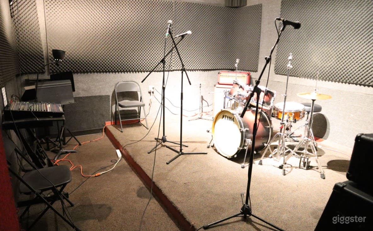 Small but Reliable Studio in LA Photo 1