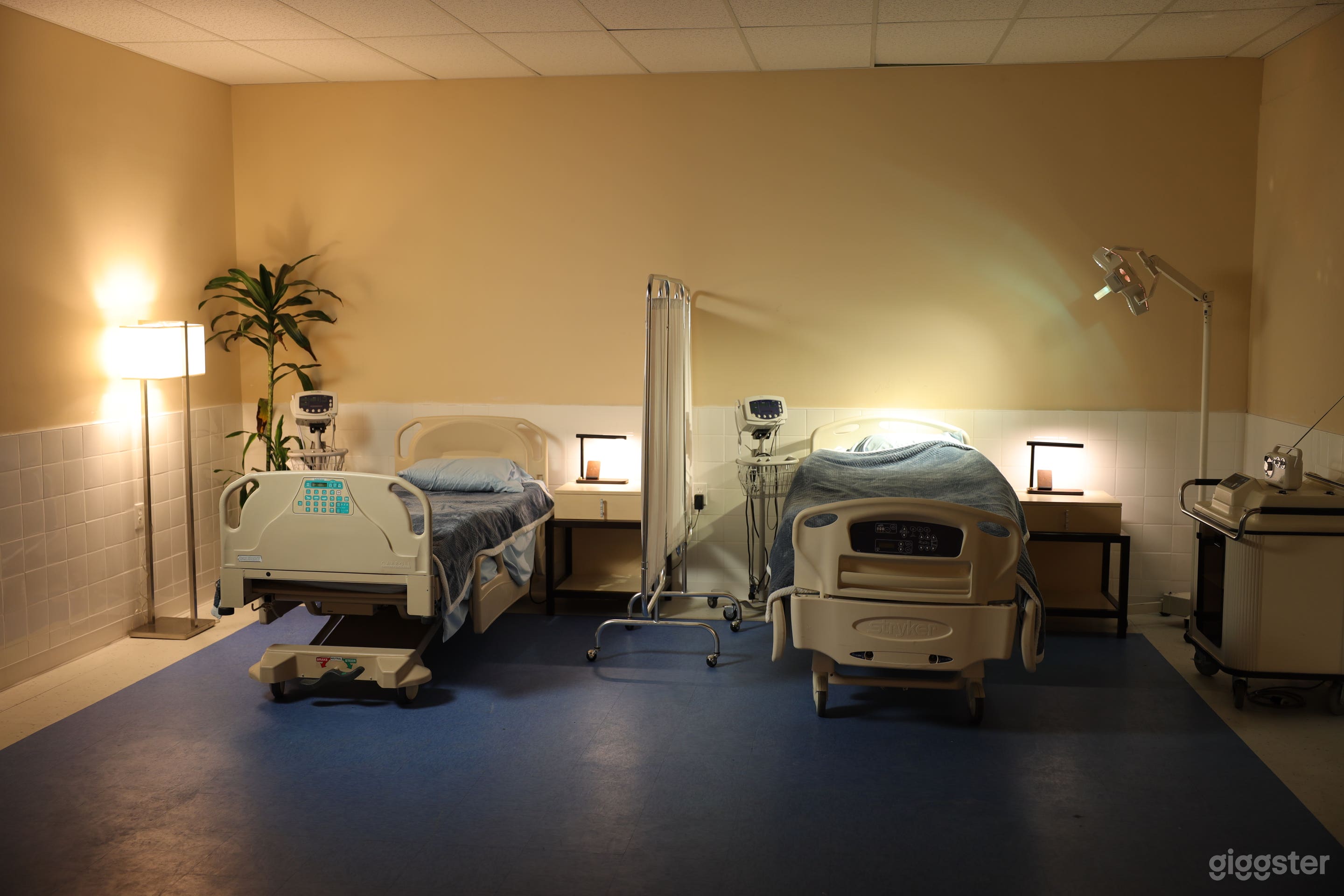 Hospital Room in Big Studio Photo 1