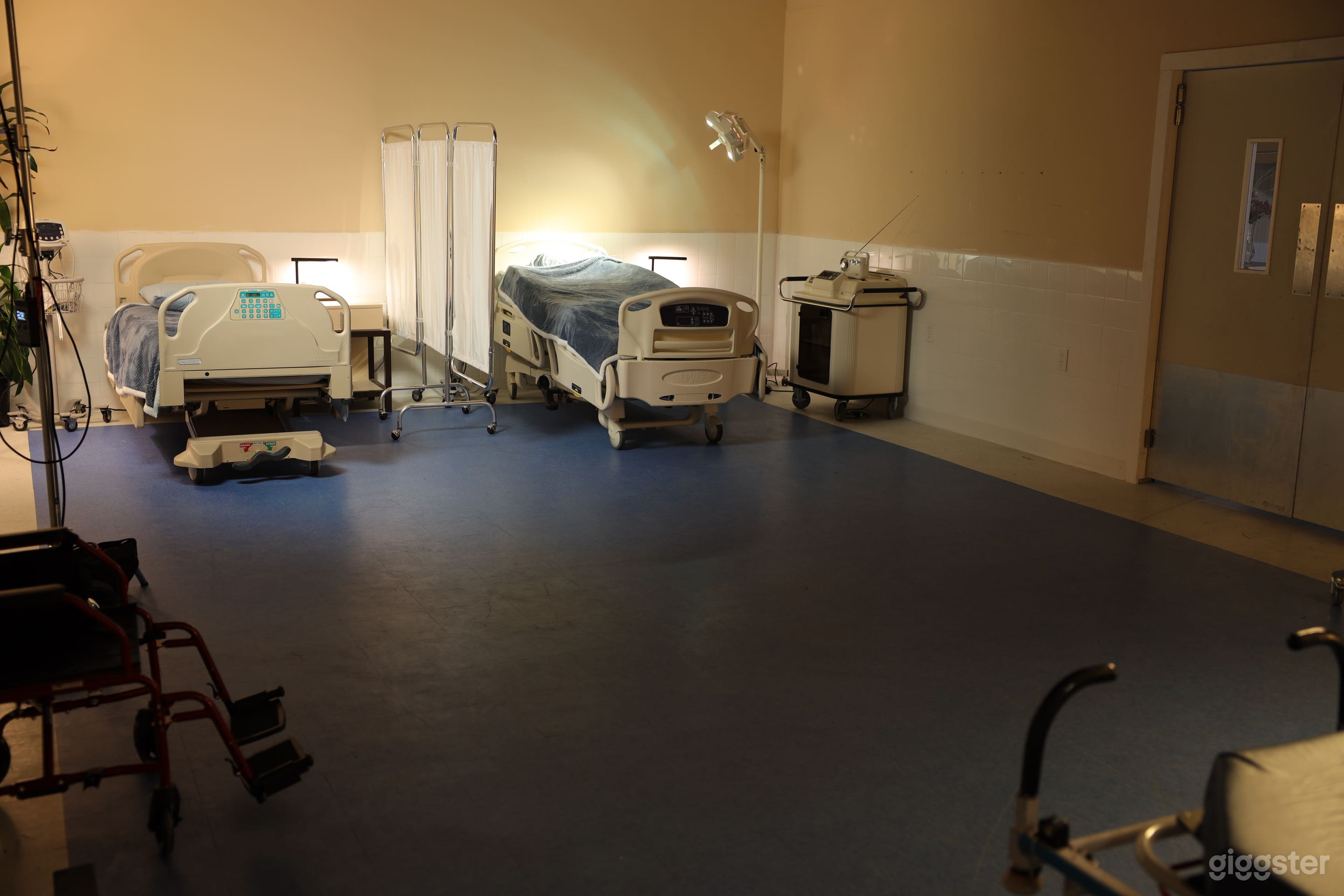 Hospital Room in Big Studio Photo 3