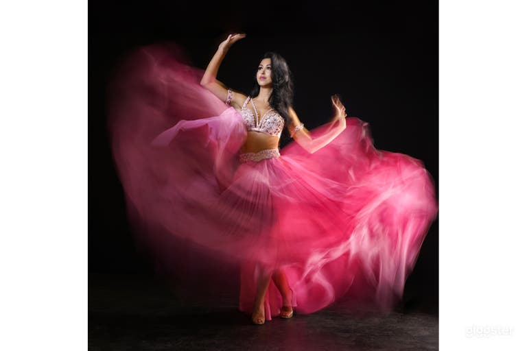  Sample image taken in black studio. 