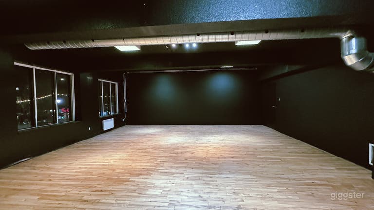  Accommodates up to 15 dancers 