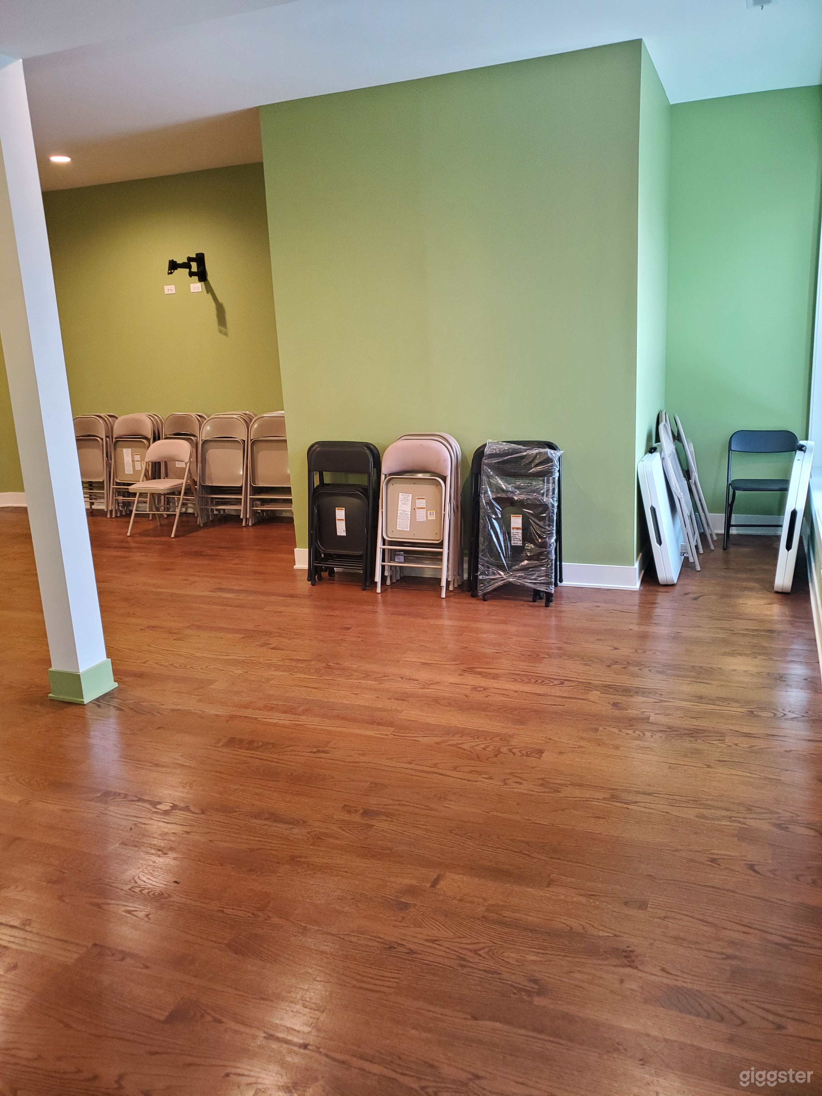 Dine-In Restaurant with Open Space Upstairs Photo 2