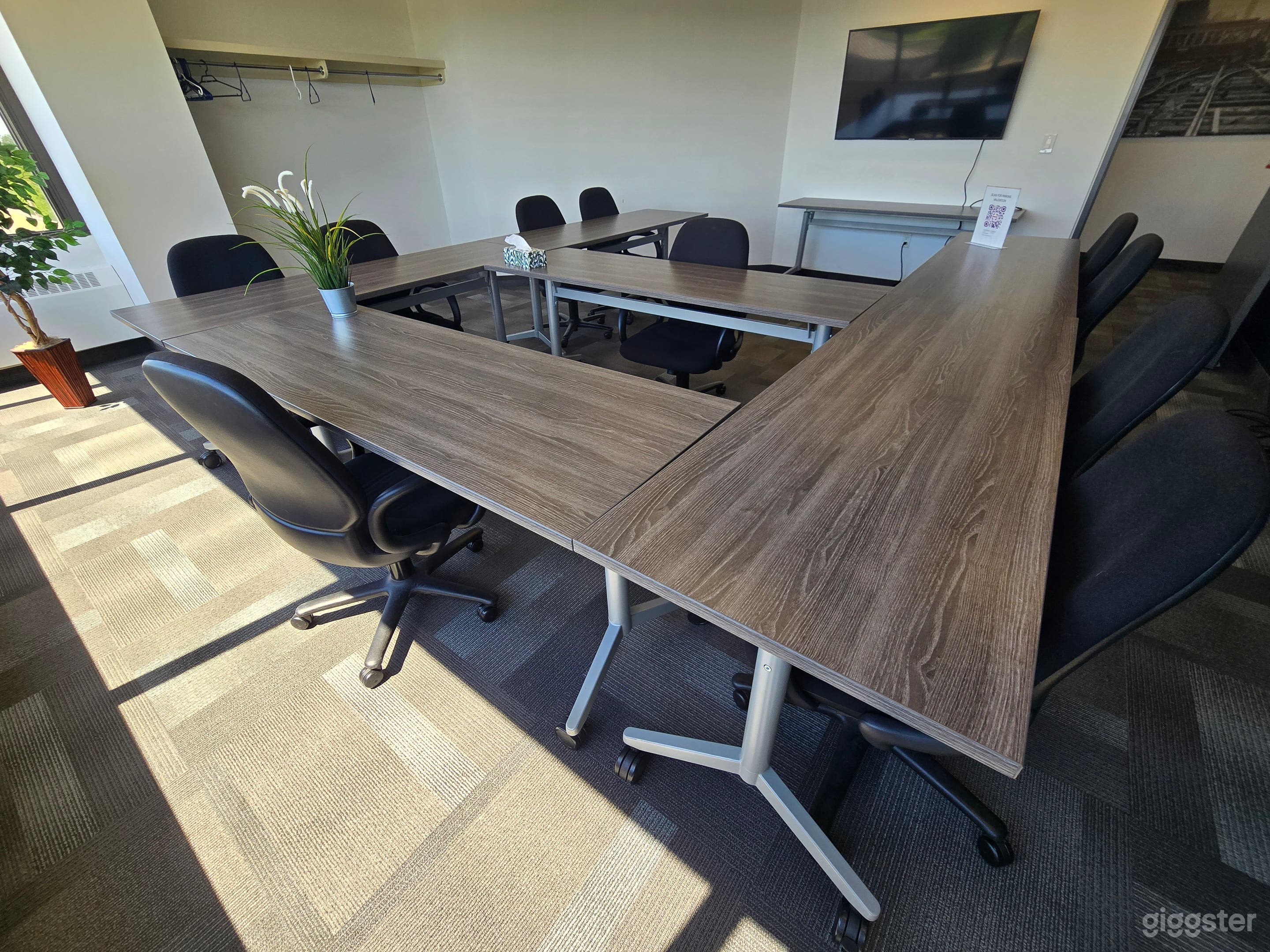 Modern Meeting Room for 12 (Room #10) Photo 4