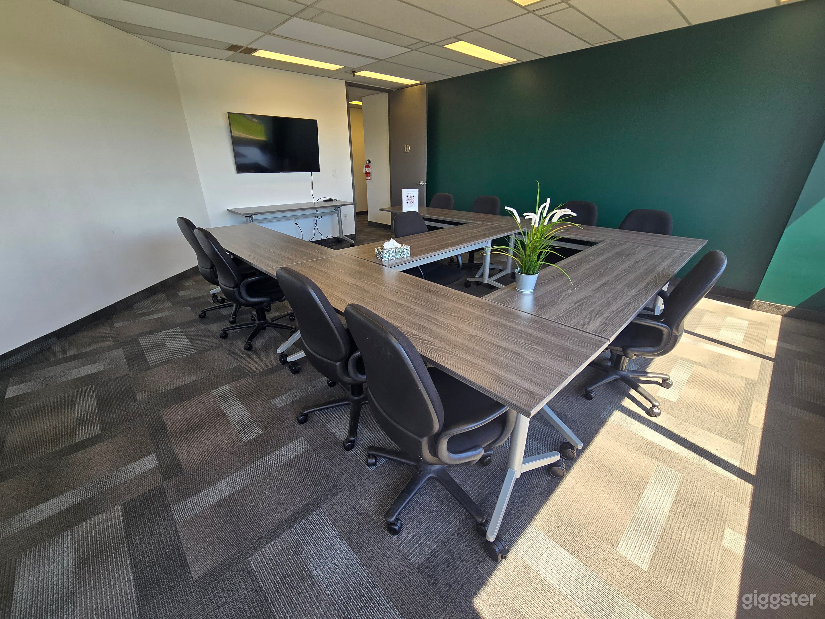 Modern Meeting Room for 12 (Room #10) Photo 3