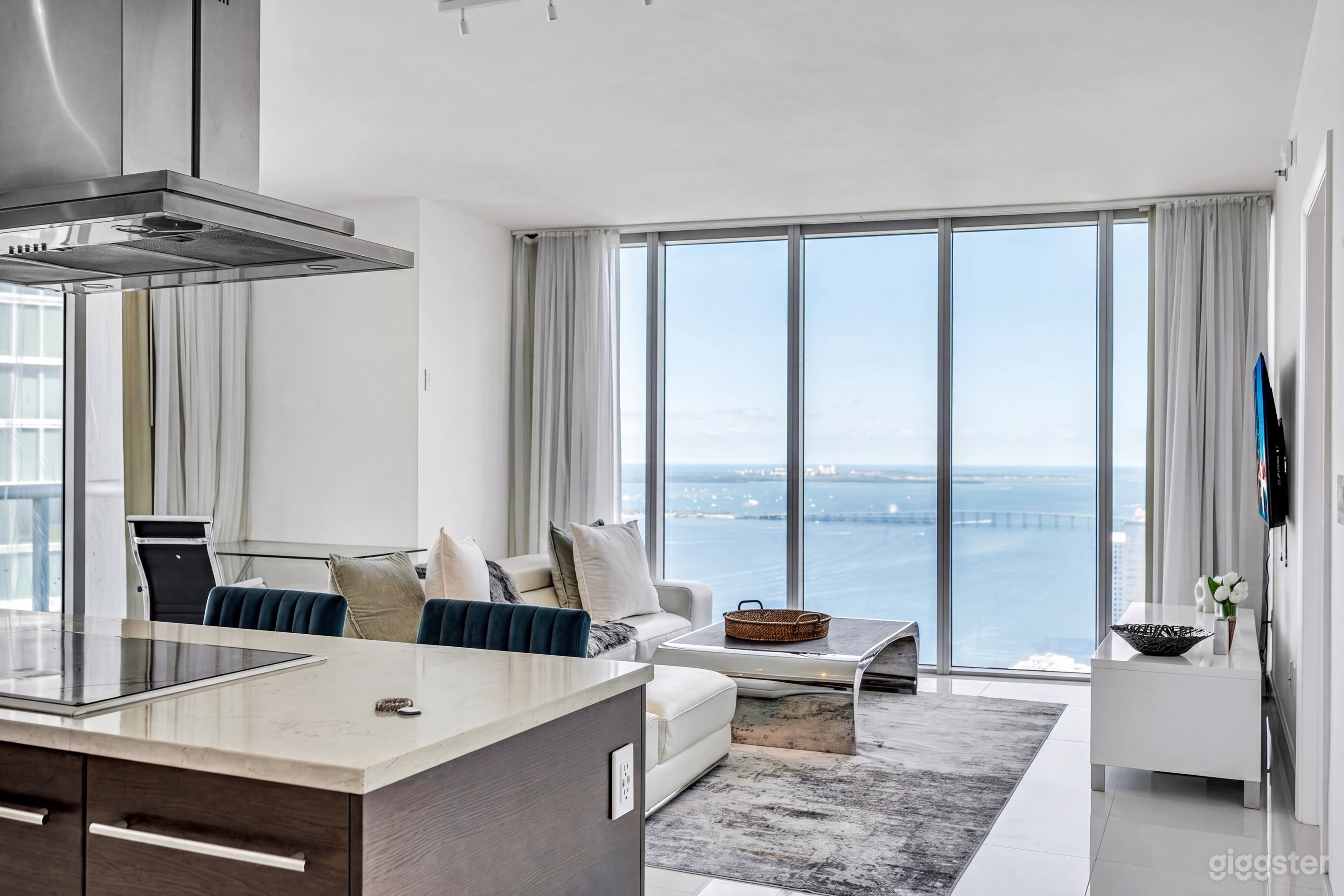 44th Floor Luxury Penthouse | Ocean Views | 2 Bed / 2 Bath Photo 2